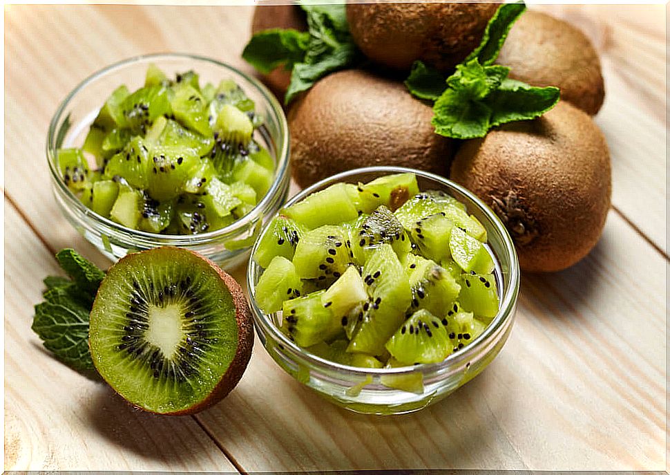 Kiwi detox drink to lose weight