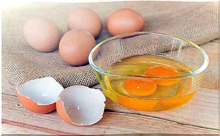 Eggs to moisturize hair