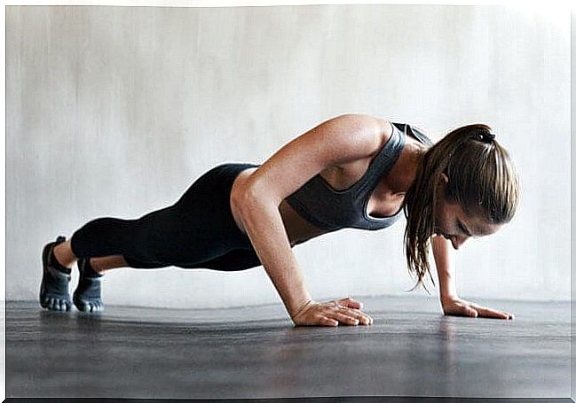 woman doing push ups