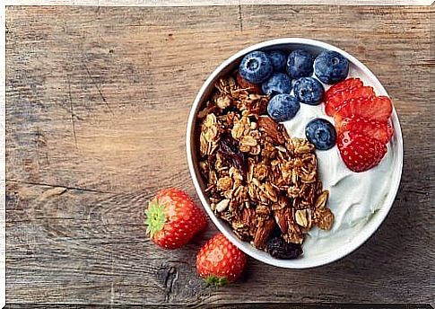 Fruits with yogurt help you lose weight