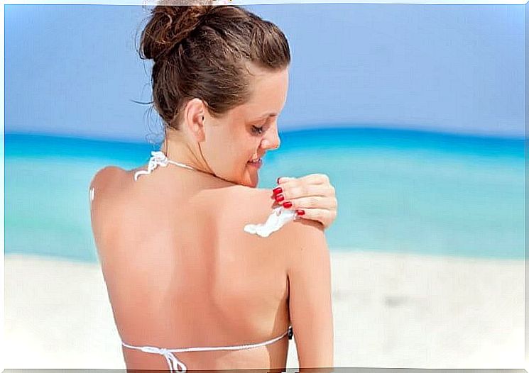 woman applying sunscreen