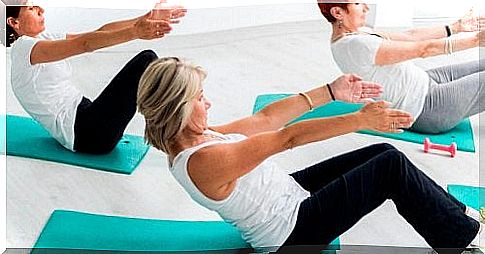 woman doing sit-ups