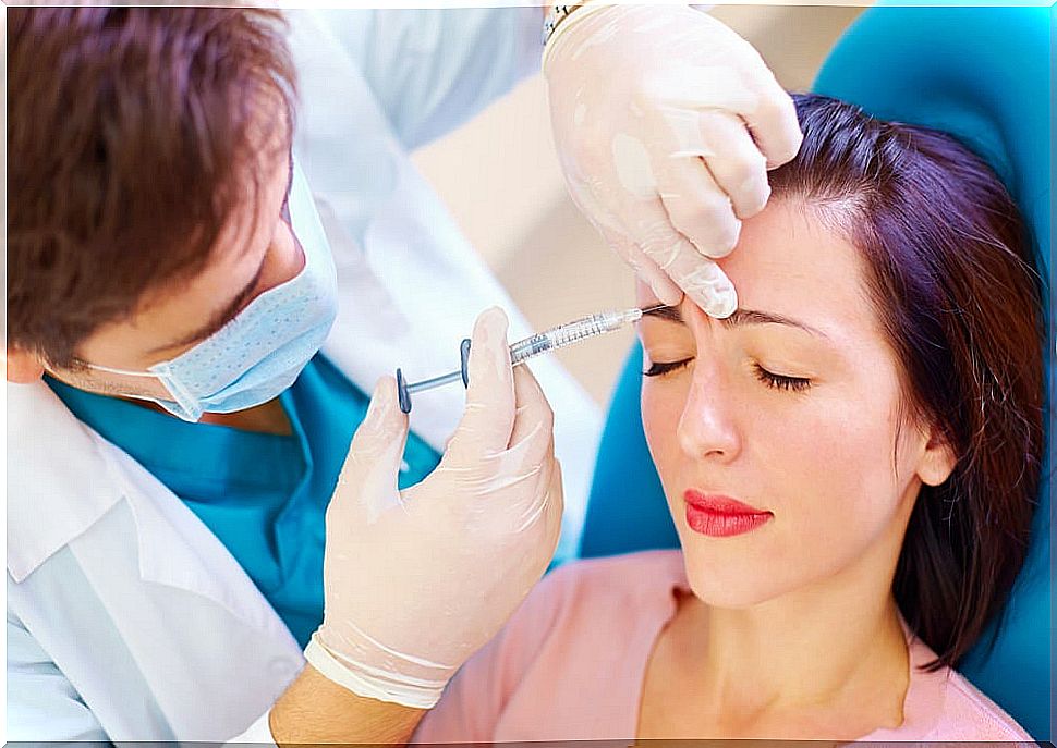 Doctor applying botulinum toxin