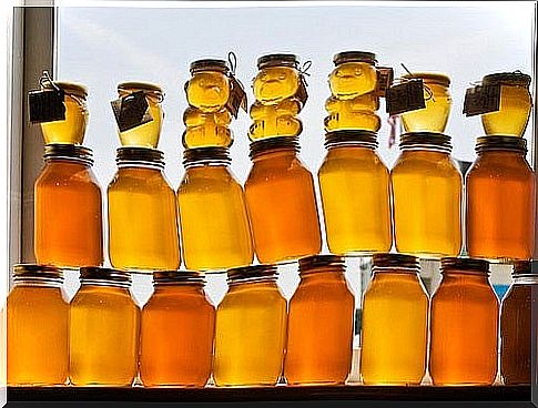 Honey has healing properties so it is a home remedy for herpes.