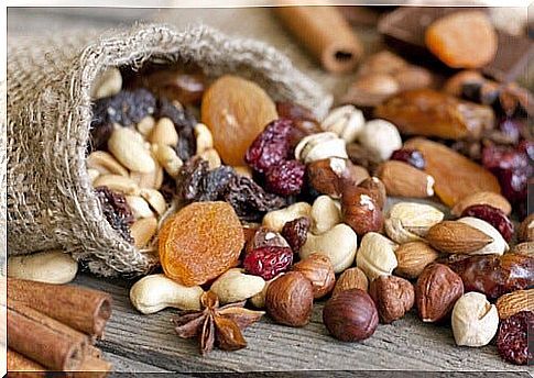 Dried fruits to prevent eyelashes from falling