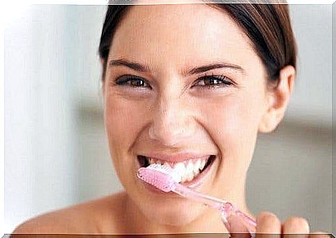 woman brushing her teeth