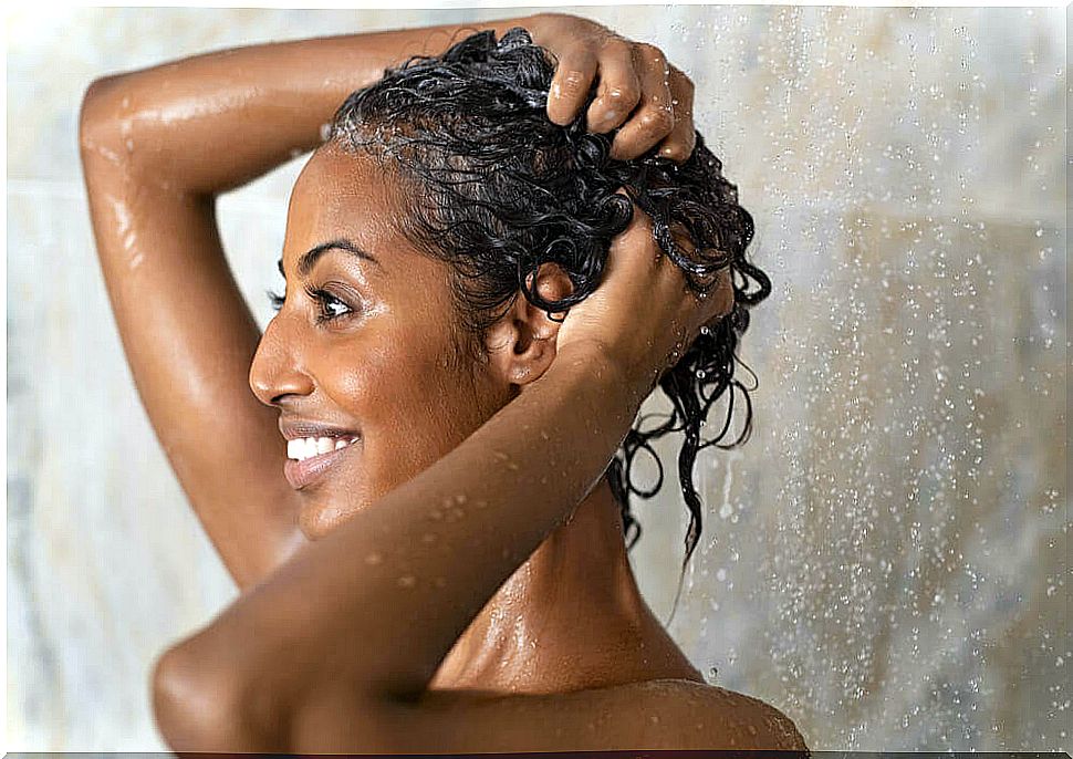 Cleansing tonic with sea salt for oily hair