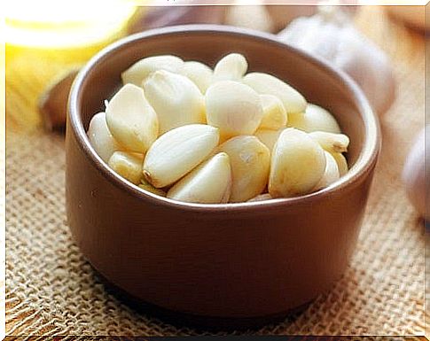 Is it okay to eat garlic on an empty stomach?