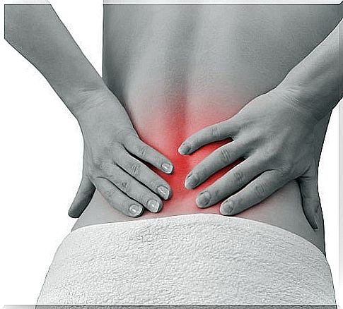 Woman with back pain due to kidney crisis, so it is important to clean the kidneys