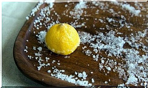 Cleaning the board with salt and lemon