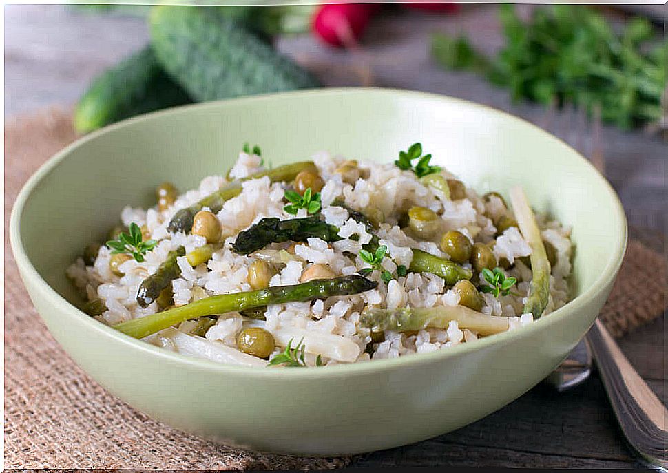 Rice with vegetables and chia: low in calories and cholesterol