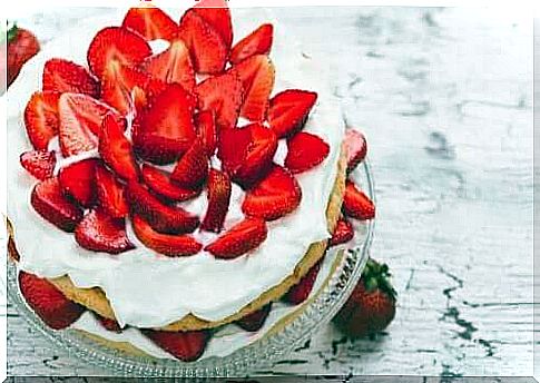 Strawberry cake recipe with unsweetened cream