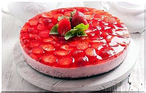 Strawberry cake with unsweetened cream