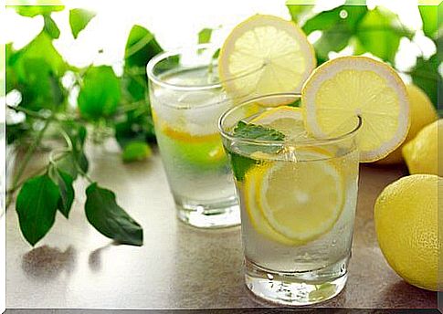 Lemon water: healthy combination to burn fat