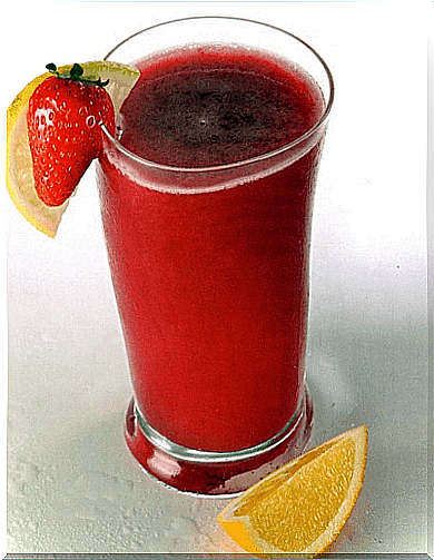 Strawberry and lemon drink to fight uric acid