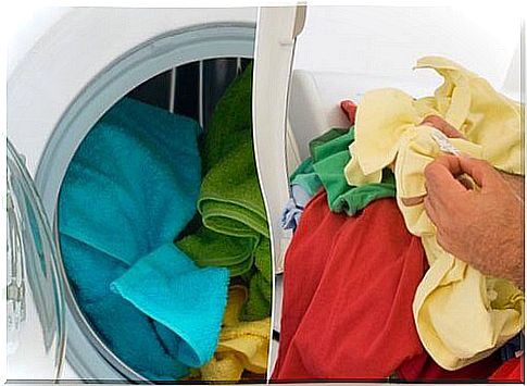 Uses of white vinegar in laundry cleaning