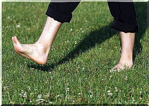 walk-barefoot-to-stress